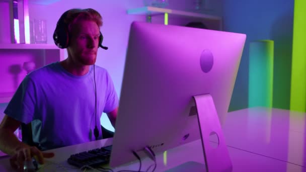 Zdenerwowany cyber gracz przegrywa w gry komputerowe online w domu. Smutna twarz mężczyzny. — Wideo stockowe