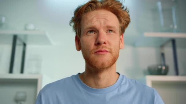 Software klant praten interview thuis close-up. Ginger man twijfelt aan denken — Stockvideo