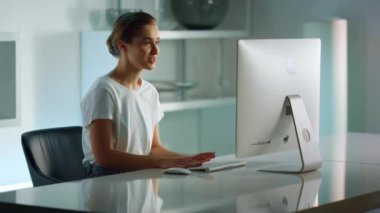 Gülümseyen öğrenci aile içi video araması ev ofisindeki sanal toplantının keyfini çıkarıyor.