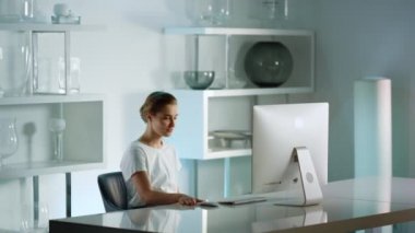 Gülümseyen iş kadını, zor bir günden sonra arkadaşıyla konuşuyor..