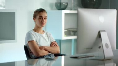 Evde online şov izleyen odaklanmış bir iş kadını. İşyerinde şirket yöneticisi.
