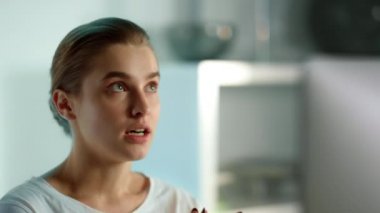 Düşünceli bayan iş arkadaşlarıyla çevrimiçi bir konferans yapmayı düşünüyor..