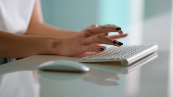 Κοντινό πλάνο χέρια δημοσιογράφου δακτυλογράφηση ασύρματο πληκτρολόγιο δημιουργώντας άρθρο στο γραφείο. — Αρχείο Βίντεο