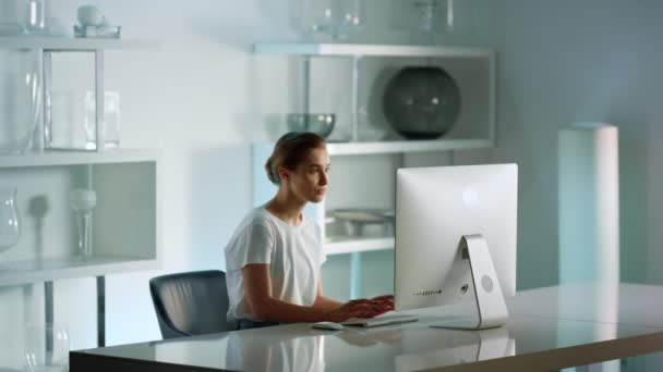 Üzleti tanácsadó kezdő video hívás integetett az ügyfél kényelmes otthoni munkahely. — Stock videók