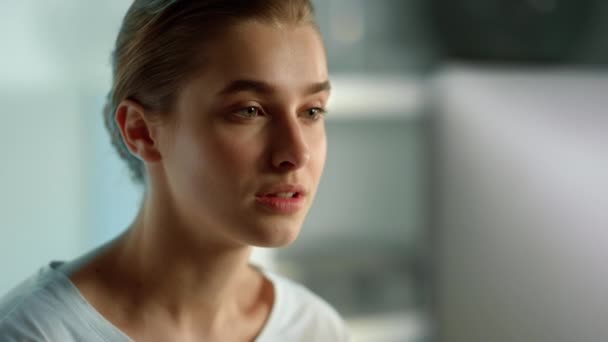 School teacher looking computer screen closeup. Serious woman checking tests — Video Stock