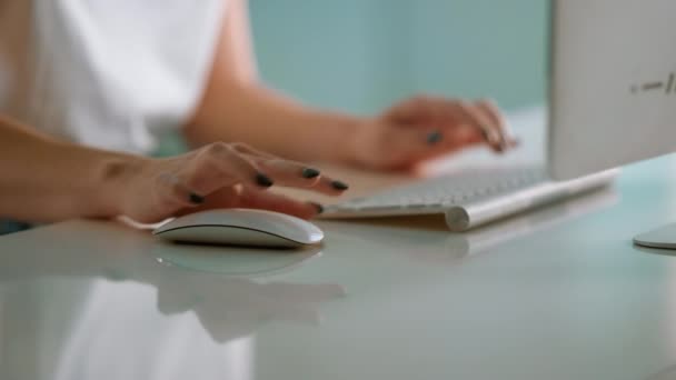 Üzletasszony keze dolgozik asztali számítógép futurisztikus iroda közeli. — Stock videók