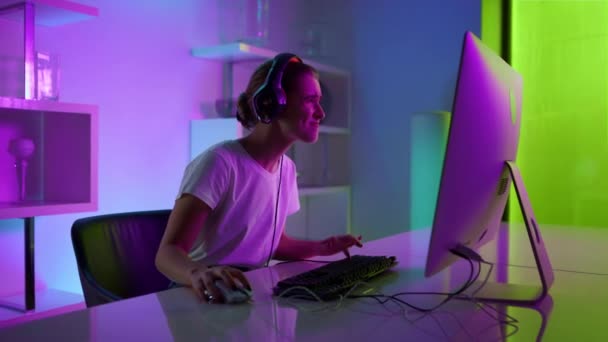 Emocjonalny gracz przegrywa turniej cybernetyczny w neon lights room w weekend. — Wideo stockowe