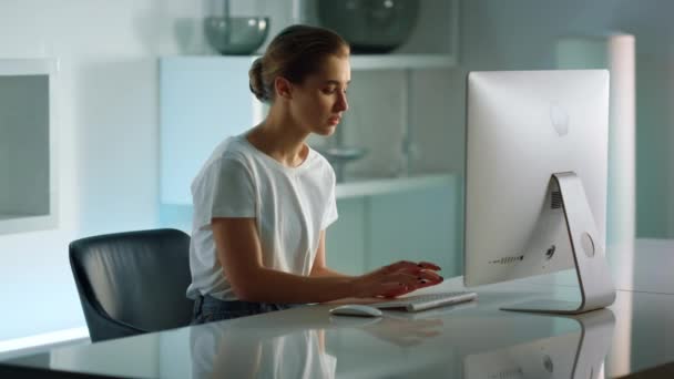 デスクトップコンピュータを入力する自信のあるビジネス女性。クリエイティブ・マネージャー・メイキング・プロジェクト — ストック動画