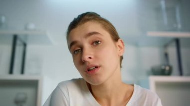 Kapanış videosu çeken kız evde ailesiyle konuşuyor. Web kamera görüntüsü.