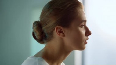 E-posta yazan güzel bir bayan. Evde online öğrenim gören odaklı öğrenci