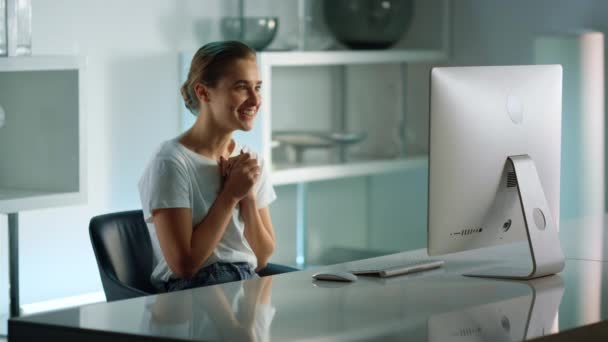 Happy freelancer communicating online at home office. Joyful girl finishing call — Vídeo de stock