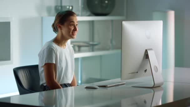 Excited girl having video call at home office. Surprised businesswoman get news — Vídeo de stock