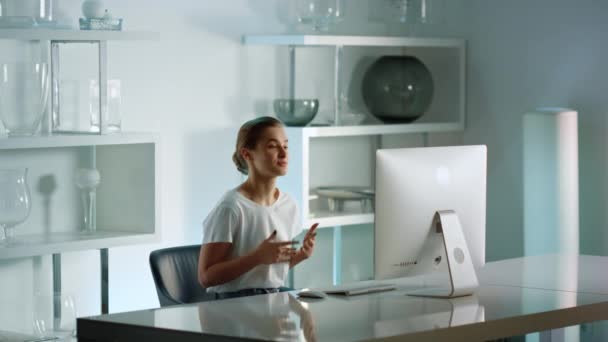 HR menedzser beszél online video chat. Állásinterjú a távoli otthoni irodában. — Stock videók