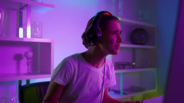 Competitive gamer playing esport computer game at neon lights home closeup. — Wideo stockowe