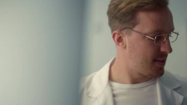 Klinikte röntgen hastasının akciğerlerini inceleyen bir terapist. Erkek doktor teşhisi