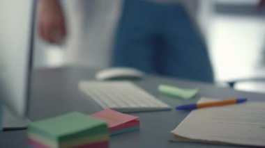 Modern klinikteki doktor çalışma masasına bakın. Teknolojik işyeri.