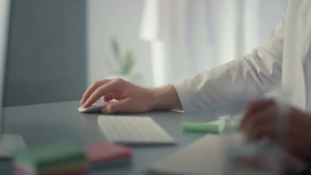 Primo piano medico mani digitando sulla tastiera del computer. Medico che lavora a distanza. — Video Stock