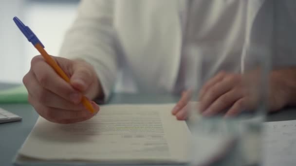 医生的手在写医疗文件。未知的医学灌装杂志. — 图库视频影像
