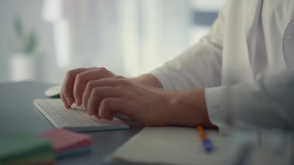 Läkare händer skriva tangentbord på sjukhus närbild. Läkare som arbetar med dator — Stockvideo
