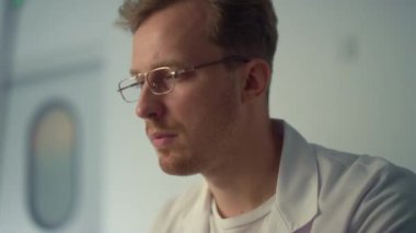 Hastanenin yakın çekimlerinde uzaktan kumandayla çalışan doktor. Terapist daktilo.