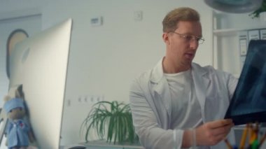 Doktor internetten akciğer röntgenini kontrol ediyor. Bilgisayar kullanan terapist