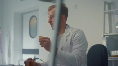 Ciddi bir doktor video konferansında ilaç yazıyor. Bilgisayar kullanan sağlıkçı.