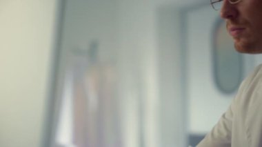 Hastanede çalışan odaklanmış doktor bilgisayarı kapat. Ciddi bir portre doktor.