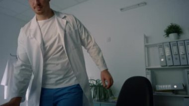 Erkek terapist klinikte uzaktan danışmanlık yapıyor. Doktor hastayı selamlıyor.