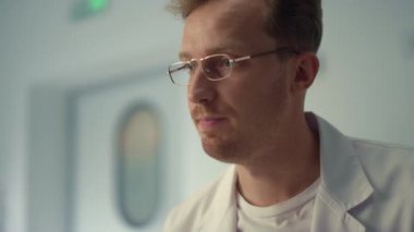 Hekim, hastanede hastaya reçete yazıyor. Doktor hapları tutuyor