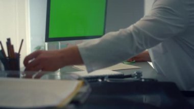 Çevrimiçi tıbbi konsültasyonda yeşil ekran bilgisayarı doktora yardımcı olur.