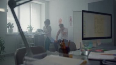 Kadın doktor, erkek aşıyı hastanede yapıyor. Doktor aşı aşısı yapıyor..