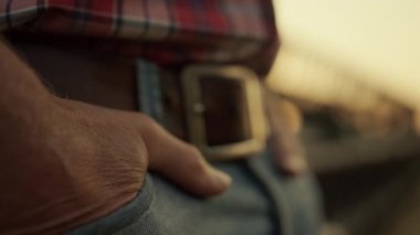 Agronomist el cebini günbatımında yakın plan çekimde tutuyor.. 