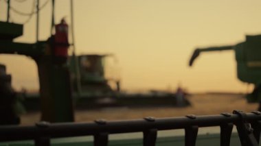 Çiftçilik makineleri altın gün batımı arazi silueti. Endüstriyel ekipman.