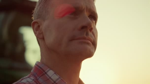 Agronómus megfigyelni szántóföldi ellenőrzés betakarítás gabona naplementekor. Szoros férfi arc — Stock videók
