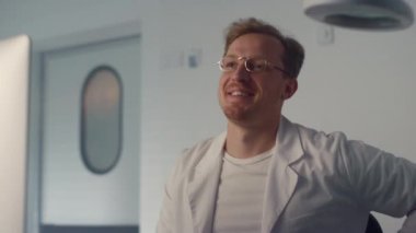 Modern hastane ofisinde hasta ile görüşen doktor maskesini takıyor.. 
