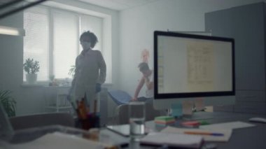 Klinikte aşıdan sonra omuz omuza duran hasta. Doktor yazma tableti.