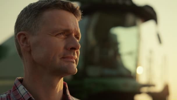 Agronomist worker relax weat field inspect barley harvest at sunset closeup — Αρχείο Βίντεο