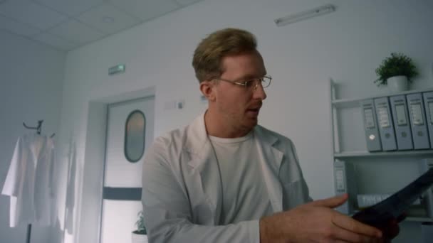 Doktor vyšetřuje rentgen plic z videoklipu. Lékař diagnostikování online. — Stock video