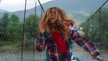 Sırt çantalı doğa dansçısı. Mutlu kadın el kol hareketi ile tatil seyahatinde.