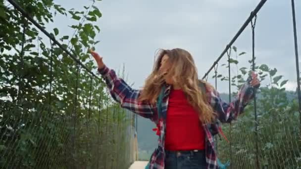 Euforická dívka skok na hory přírody. Šťastná žena vyjádřit emoce venku — Stock video