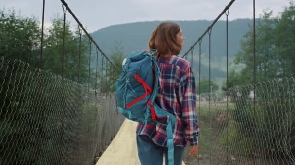 Glückliche Frau zu Fuß Berge Landschaft im Sommer Reise. Reisende genießen die Natur. — Stockvideo