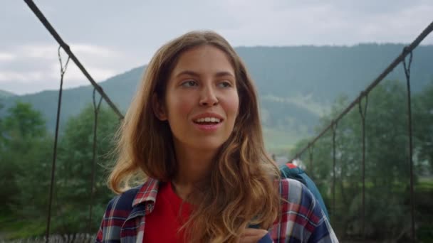 Glada kvinna vandra natur landskap. Vandrare reser på äventyr i bergen. — Stockvideo