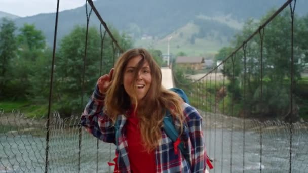 Lächelnde Frauen genießen draußen die Inspiration der Natur. Wanderer tanzen auf Bergblick. — Stockvideo