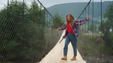 Neşeli dağ kaşifi dışarıda tek başına seyahat ediyor. Kadınlar doğa turizminden zevk alır..