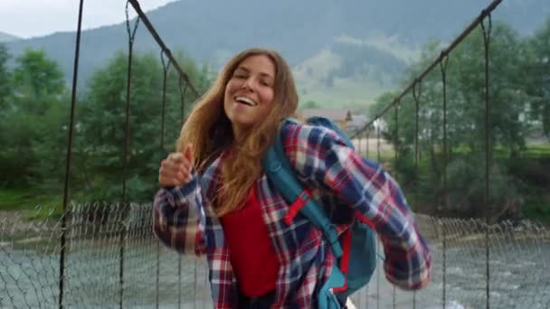 Glückliche Wanderer genießen Tanz auf der Brücke Bergblick. Glückliche Dame fühlt sich draußen frei — Stockvideo