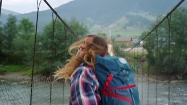 Szczęśliwa kobieta podróżuje taniec na wakacje górskie. Overjoyed turysta zabawy na świeżym powietrzu — Wideo stockowe