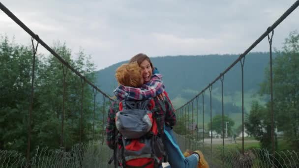 Backpackers pár objímání spolu v horách. Cestovatelé se baví venku. — Stock video