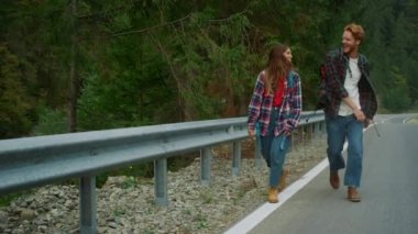 Birkaç turist karayolu dağ ormanlarında yürümekten hoşlanıyor. Yürüyüşçüler doğada