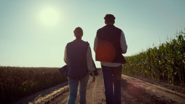 Agronomistler yer yolu dikiz aynasından bakıyor. Tarım endüstrisi çalışanları.