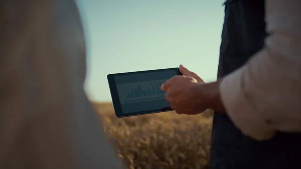 Farmer hands holding pad computer closeup. Agribusiness team checking diagram. — Foto de Stock